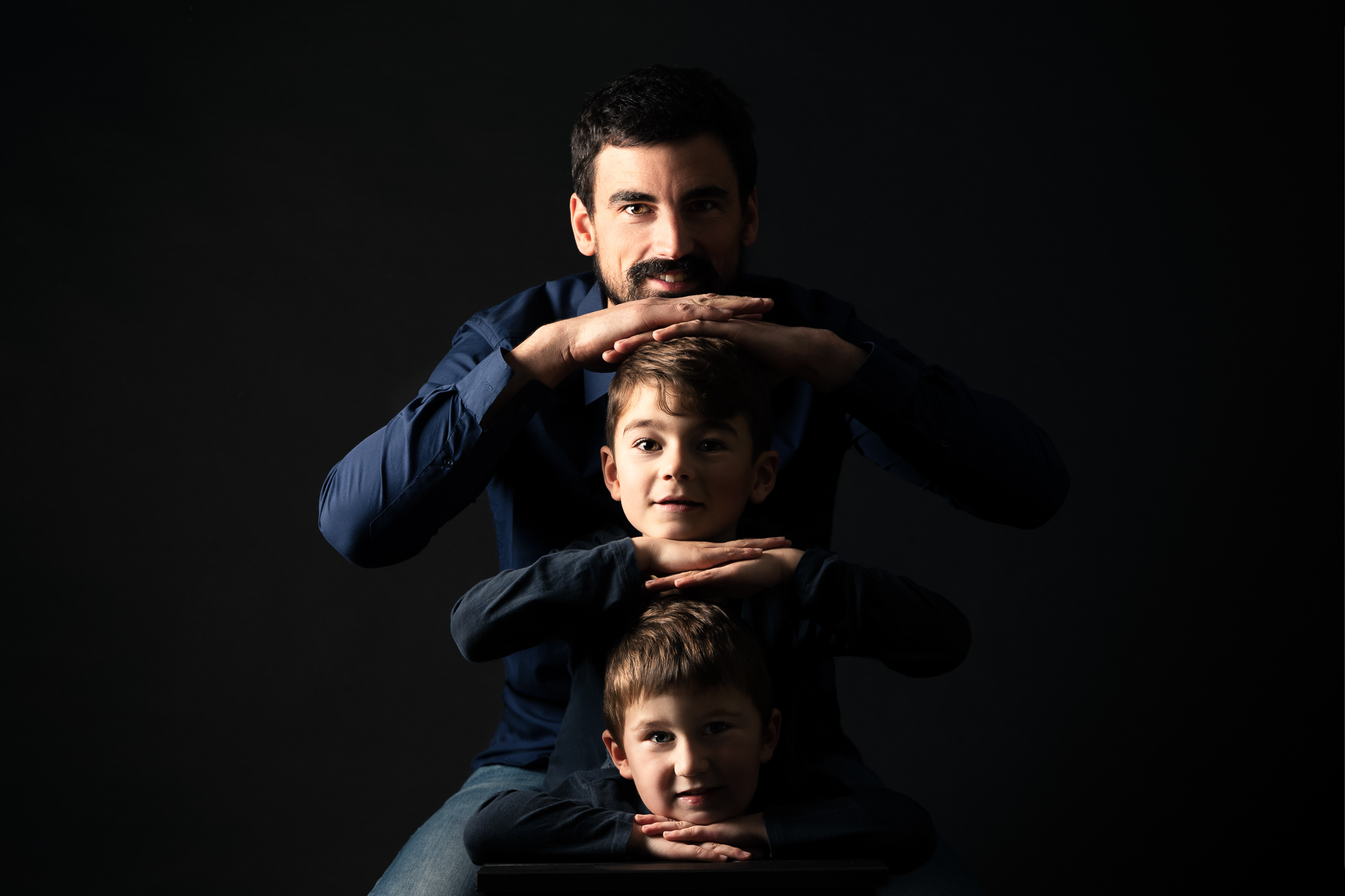Portrait père et fils, une pyramide de visage avec une lumière créative