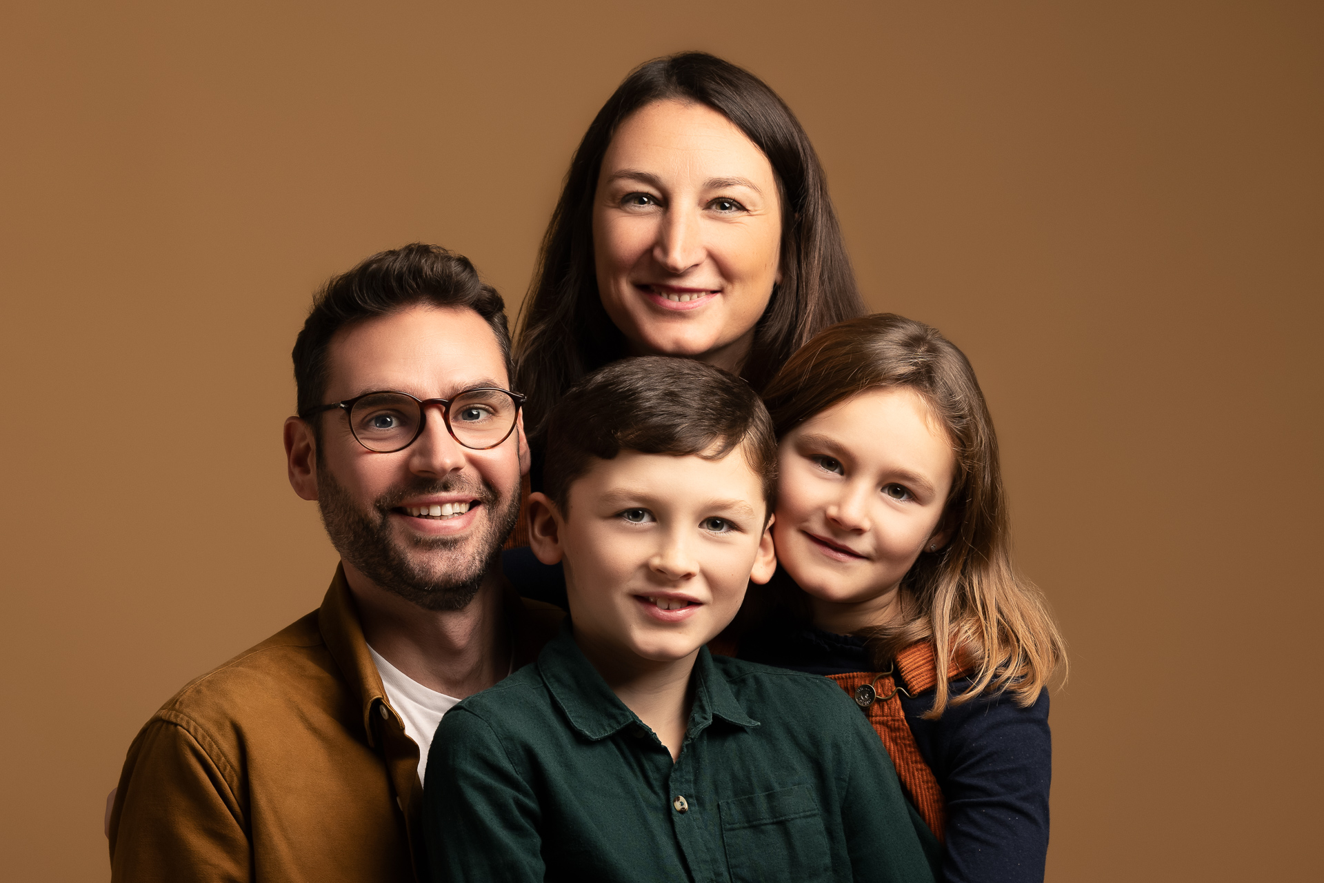 Portrait rapproché des visage d'une famille unie