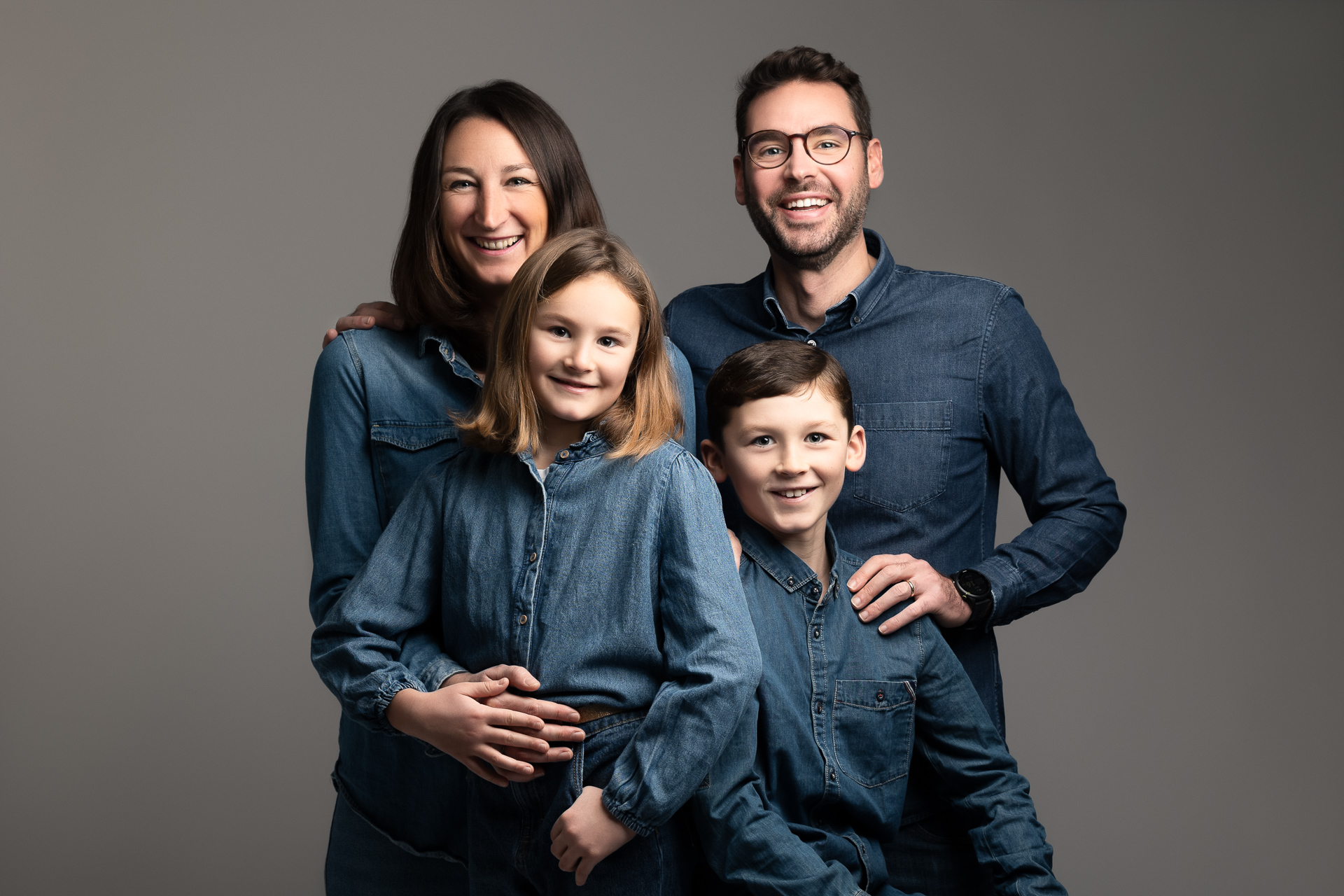 Portrait de famille, matching outfit jeans pour l'harmonie, 2 parents et 2 enfants