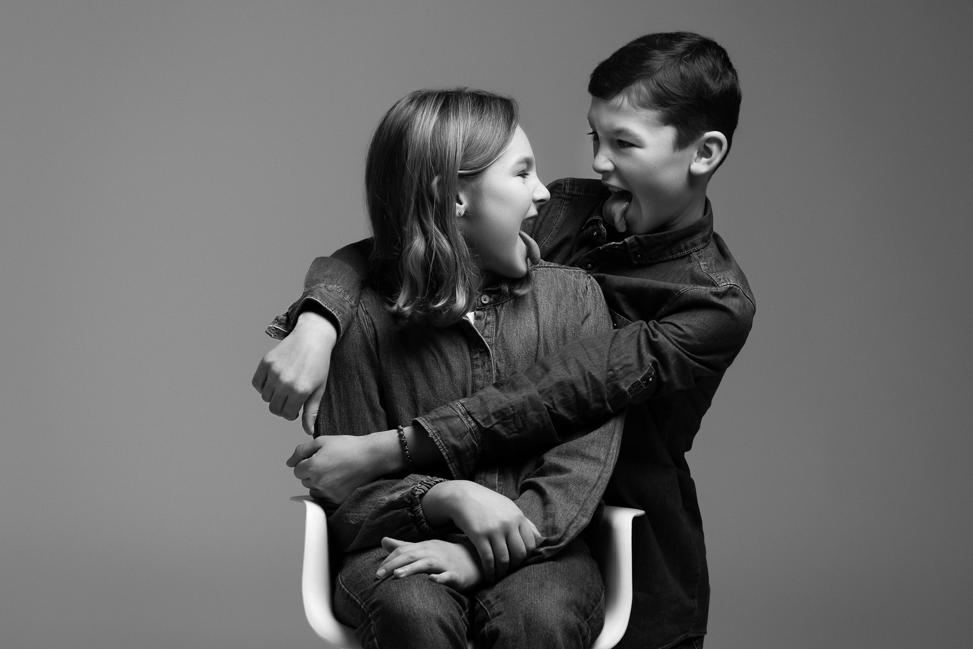 Portrait fratrie, grimace entre frère et soeur, parce que les enfants ont aussi besoin d'être naturels et de s'amuser 
