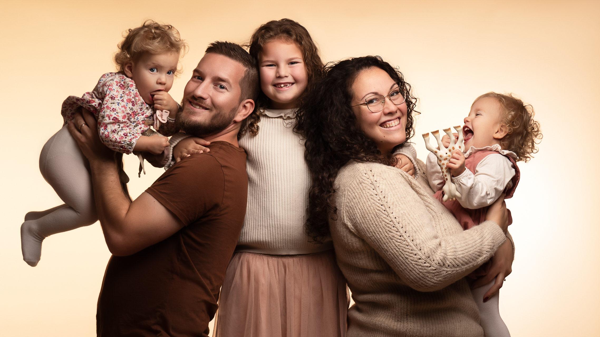Portrait de famille avec 3 enfants dont 2 bébé jumelles