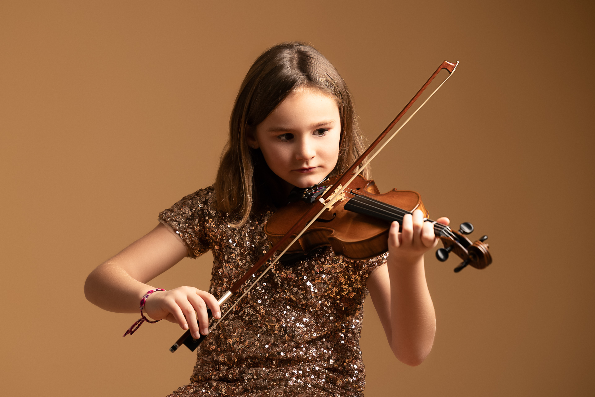 Portrait d'enfant, jeune fille violoniste en tenue de soirée pour immortaliser les passions et activité de vos enfants