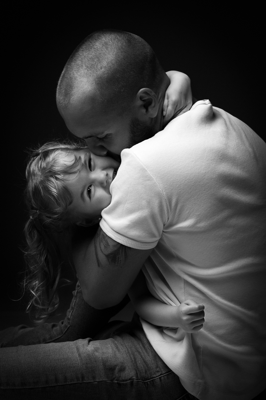 Portrait d'un câlin père-fille et des liens qui les unissent, un moment privilégié entre un papa et son enfant