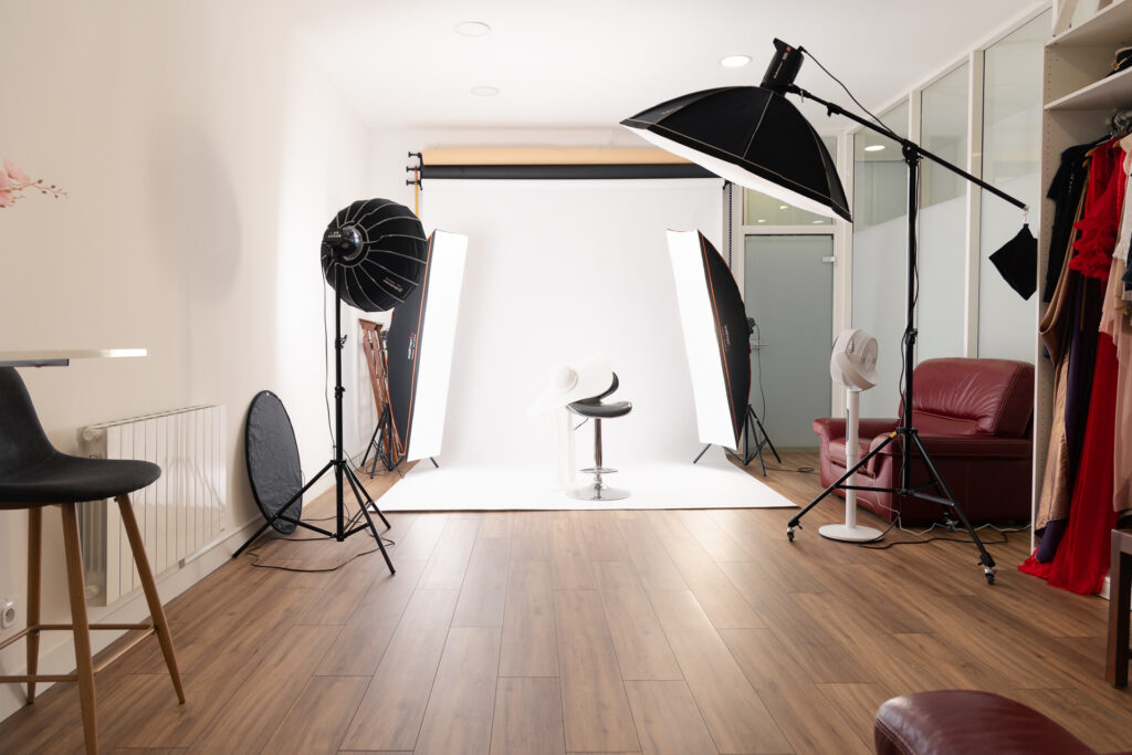 N008-Studio Pusignan-Avril 2025-15042025-site Studio photo équipé de lumière artificielle. Les flashs ont différents modeleurs pour moduler la lumière pour de belles photos avec des styles différents