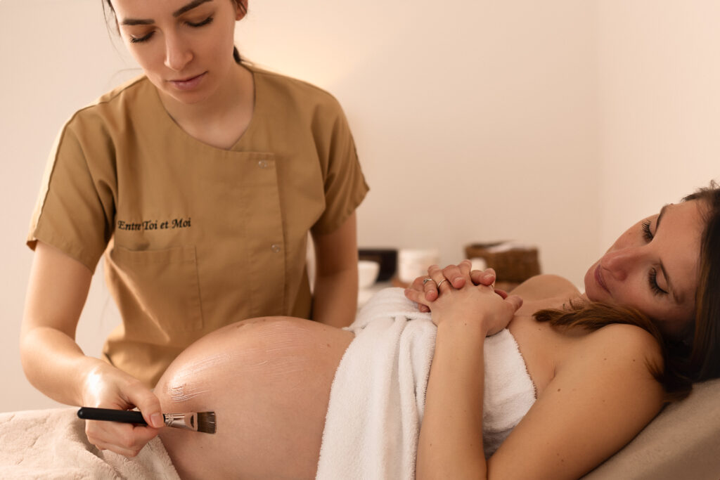 Entre-toi-et-Moi-Massage-prestation-grossesse-reportage-metier-savoir-faire-photo-site-shooting-corporate-photographe-professionnelle-studio-photo-pusignan-rhone-alpe Estelle - Photographe professionnelle de Studio Evidence, je travaille en studio à Pusignan aux portes de Lyon, je réalise vos portraits pro et reportage métier en studio ou sur votre lieu de travail, ici reportage d'un savoir-faire durant une prestation par une praticienne bien-être spécialisée femme grossesse naissance-rhone-isère-ain