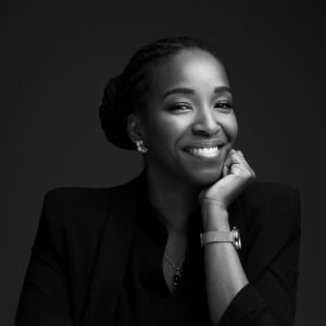 Réalisé en noir et blanc pour une esthétique sobre et authentique, ce type de portrait convient pour un usage professionnel sur un CV ou LinkedIn ou encore un A propos du site internet de cette jeune femme entrepreneur. Portrait réalisé par Estelle, photographe de Studio Evidence, Pusignan