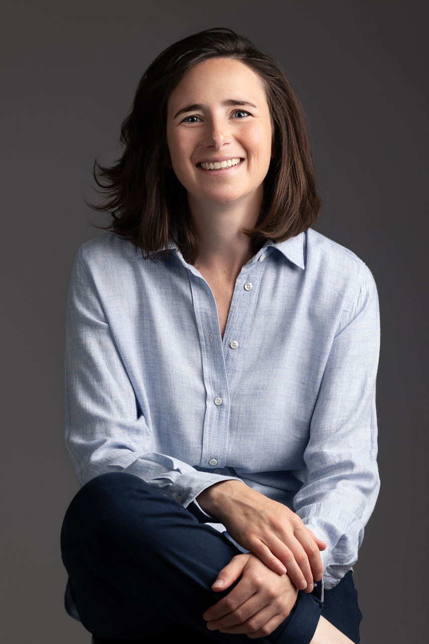 Portrait professionnel en studio d'une femme souriante, vêtue d'une chemise claire, réalisé à Pusignan par Studio Evidence - photographe professionnelle à Pusignan, dans le Rhône, aux portes de Lyon