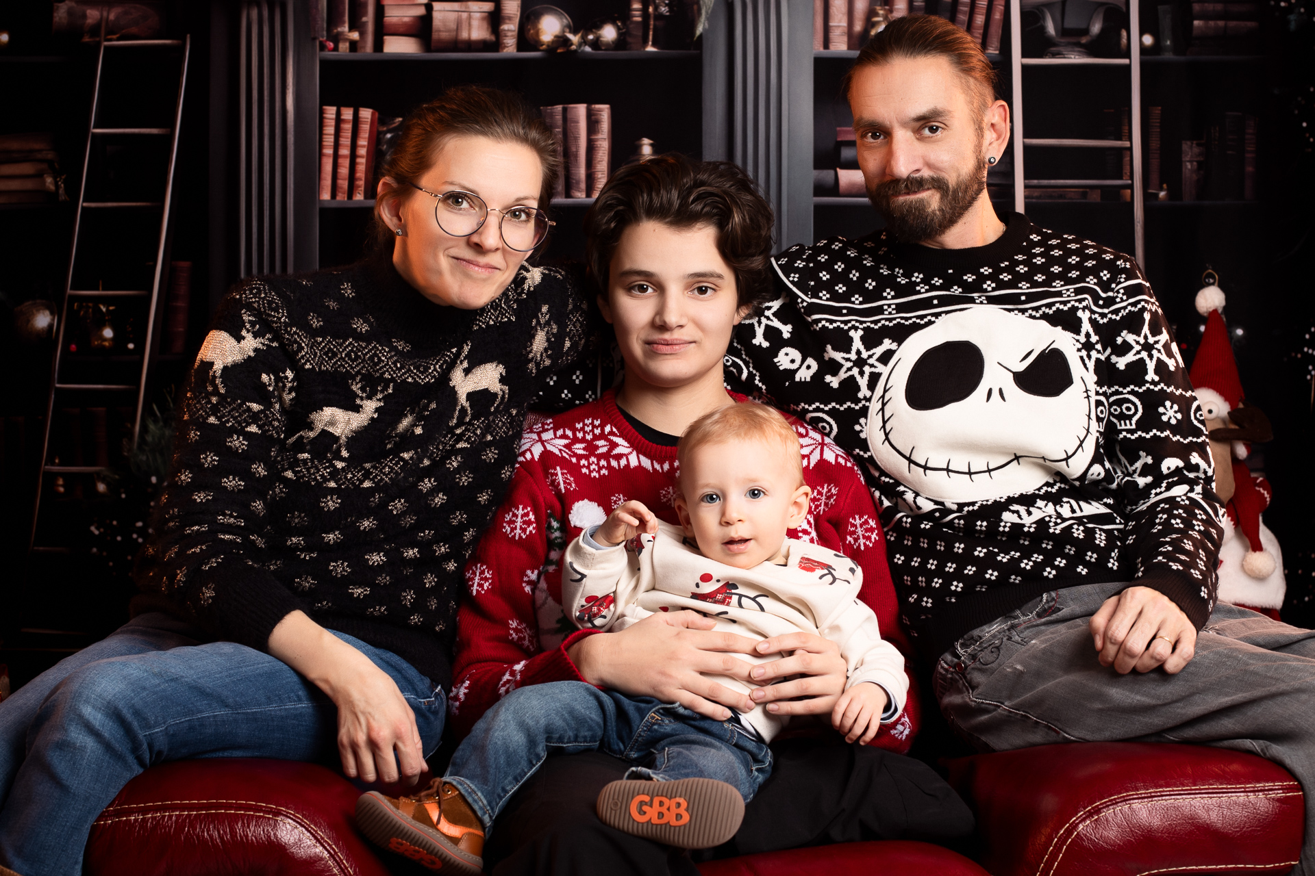 photo de famille Noël Pusignan décor bibliothèque
