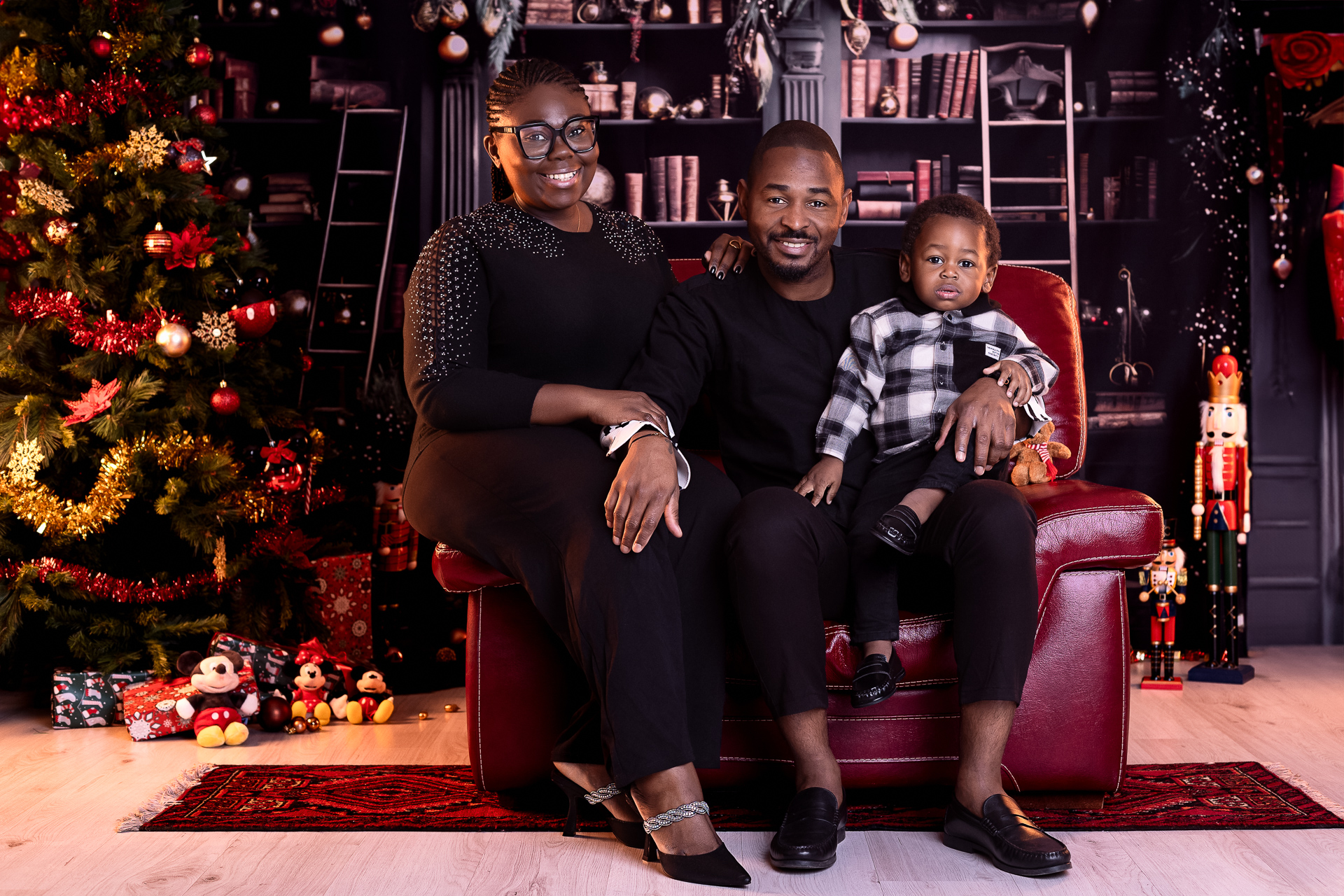 séance photo Noël à Pusignan, décor bibliothèque Studio Evidence