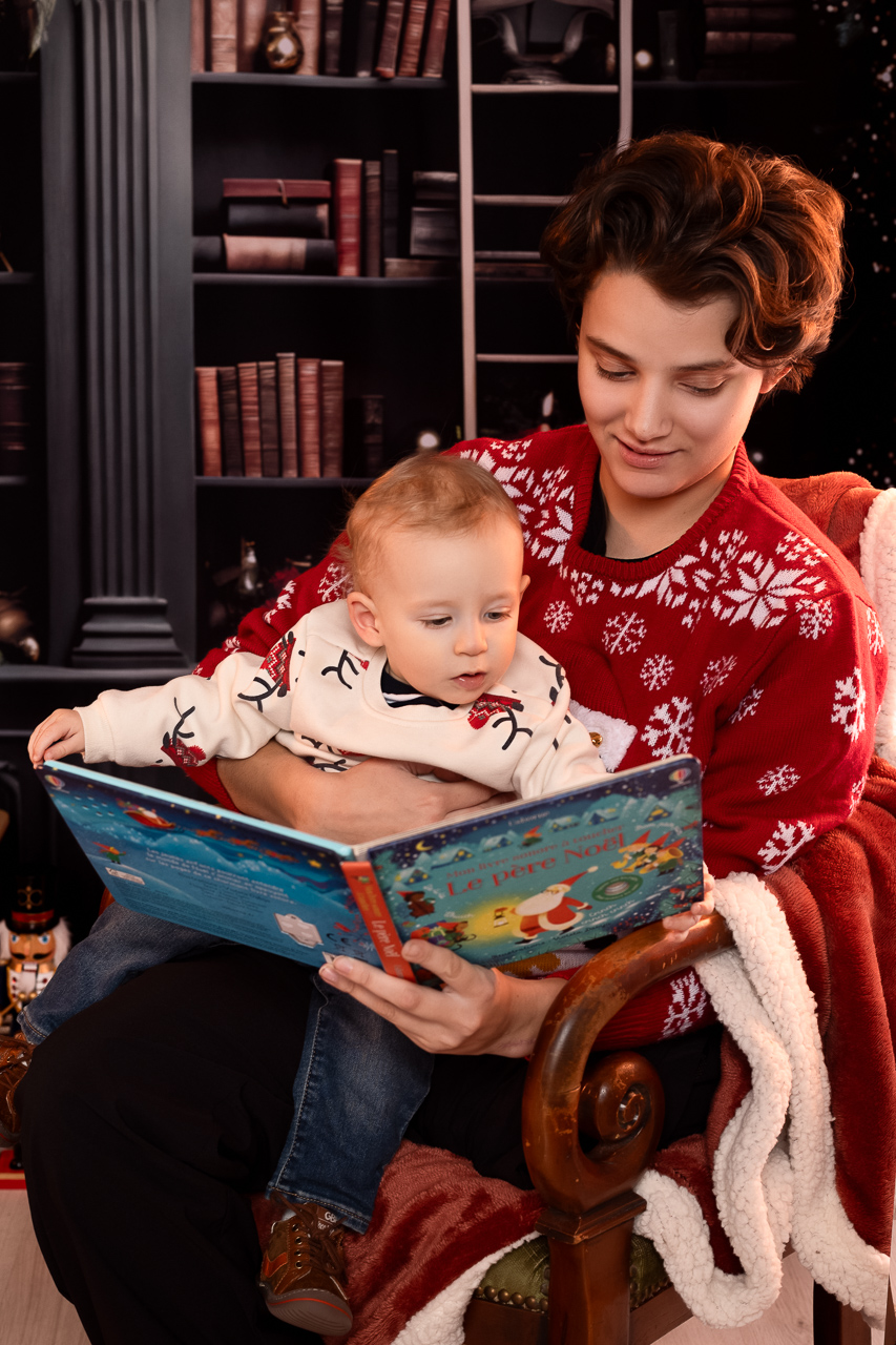 photographe famille Noël décor bibliothèque Rhône