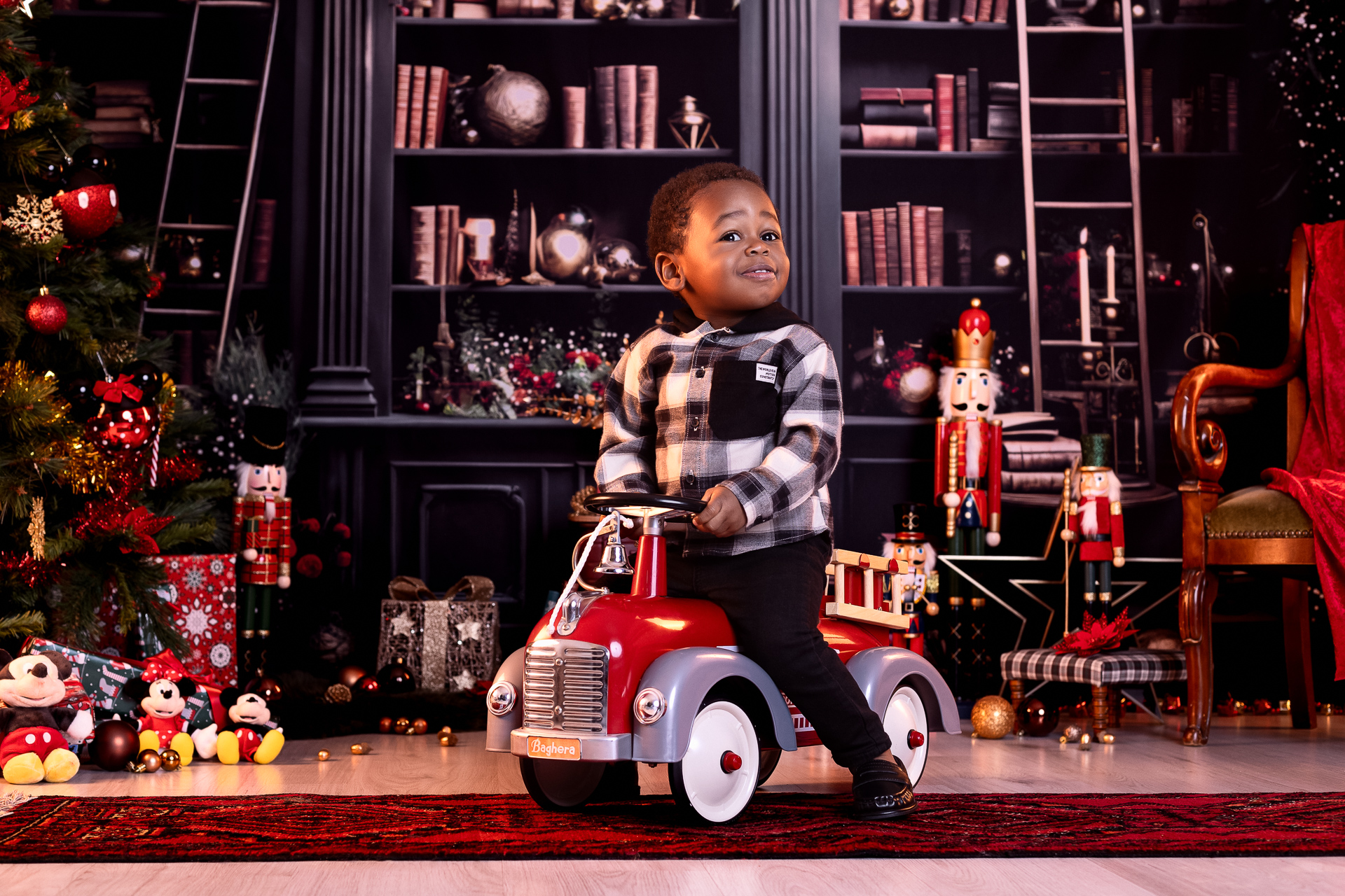 portrait d’enfant Noël décor bibliothèque Pusignan