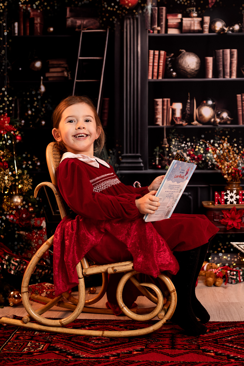séance photo de Noël en famille à Pusignan, décor bibliothèque rouge et vert