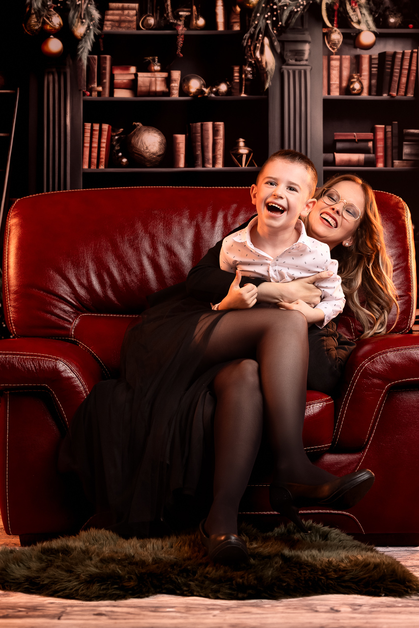 portrait d’enfant et de rires pour Noël Pusignan décor bibliothèque