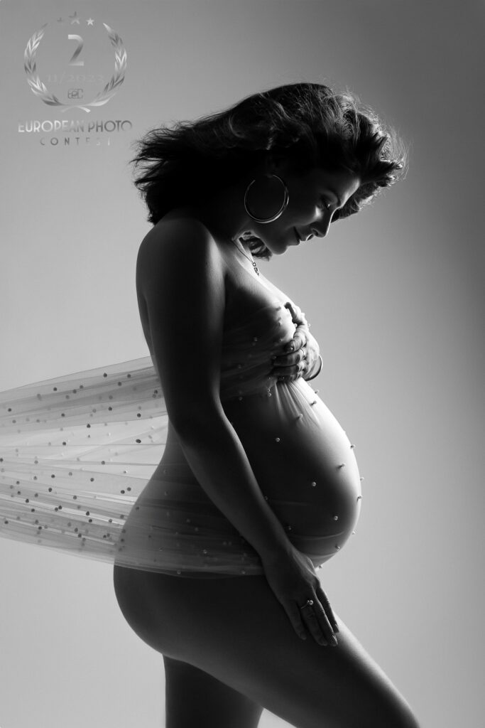 Portrait fine-art silhouette maternité primé 2e Prix au concours European Photo Contest, catégorie grossesse