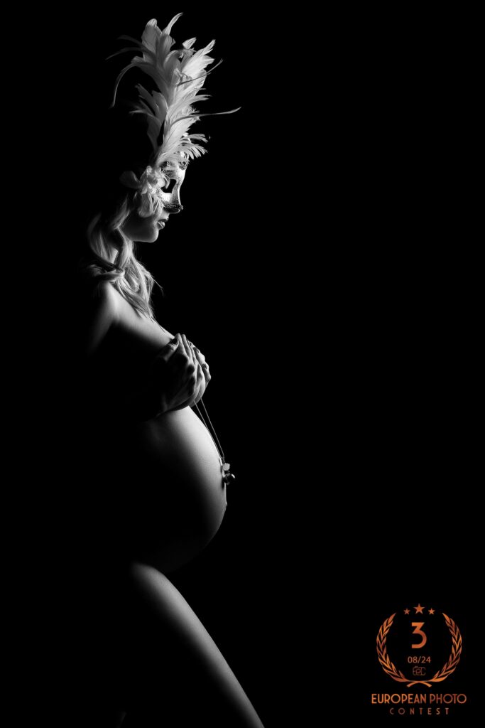 Portrait grossesse artistique avec masque vénitien primé 3e Prix au concours European Photo Contest, catégorie Maternité