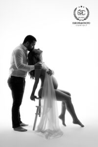 Portrait couple maternité avec voile sélectionné EPC