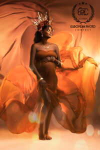 Portrait grossesse fine-art drapé orange (voile de soie) sélectionné EPC