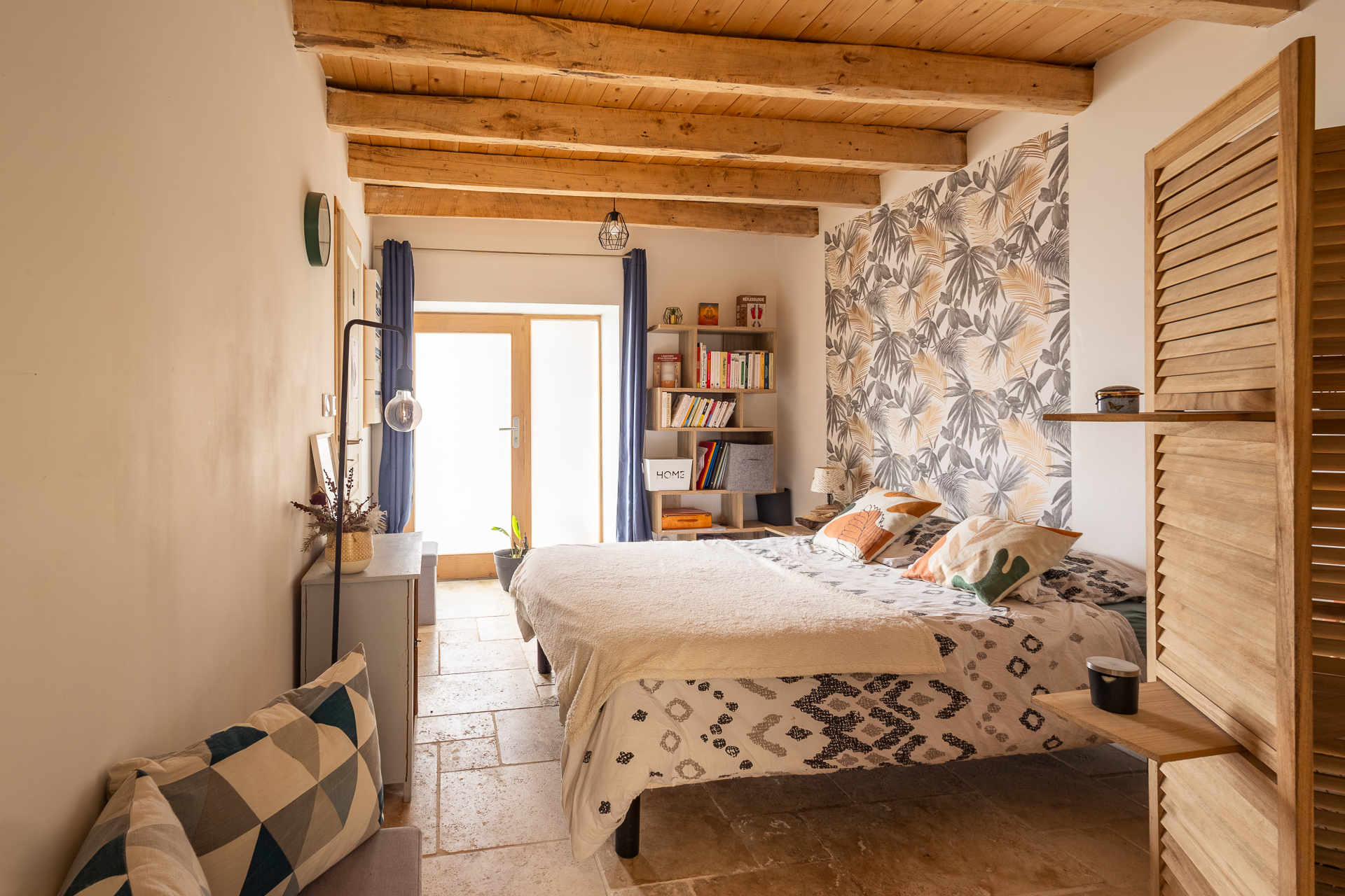 Chambre avec poutres apparentes et papier peint tropical – Maison Hières-sur-Amby