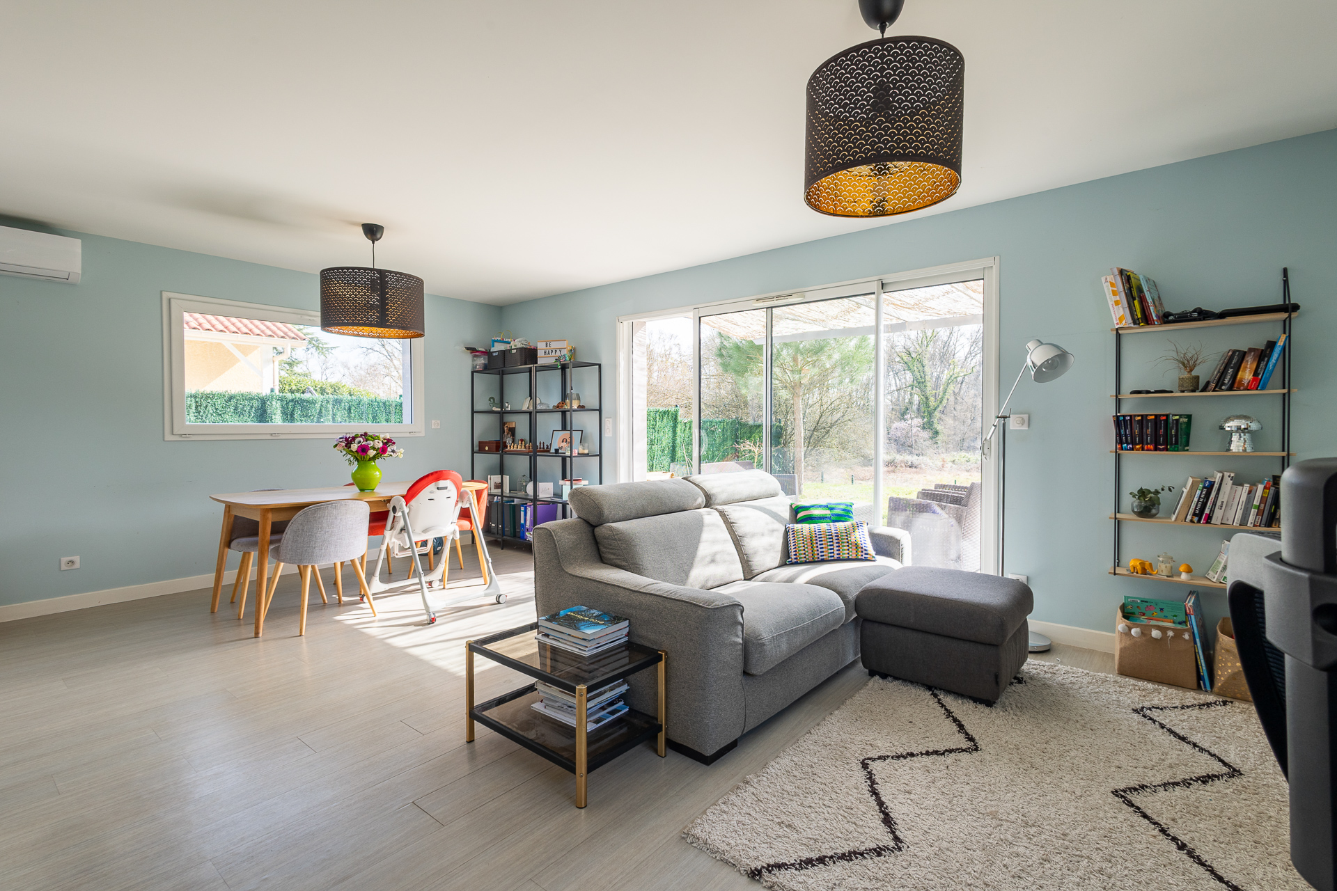 Cuisine ouverte sur séjour avec vue sur jardin – Reportage immobilier Est Lyonnais