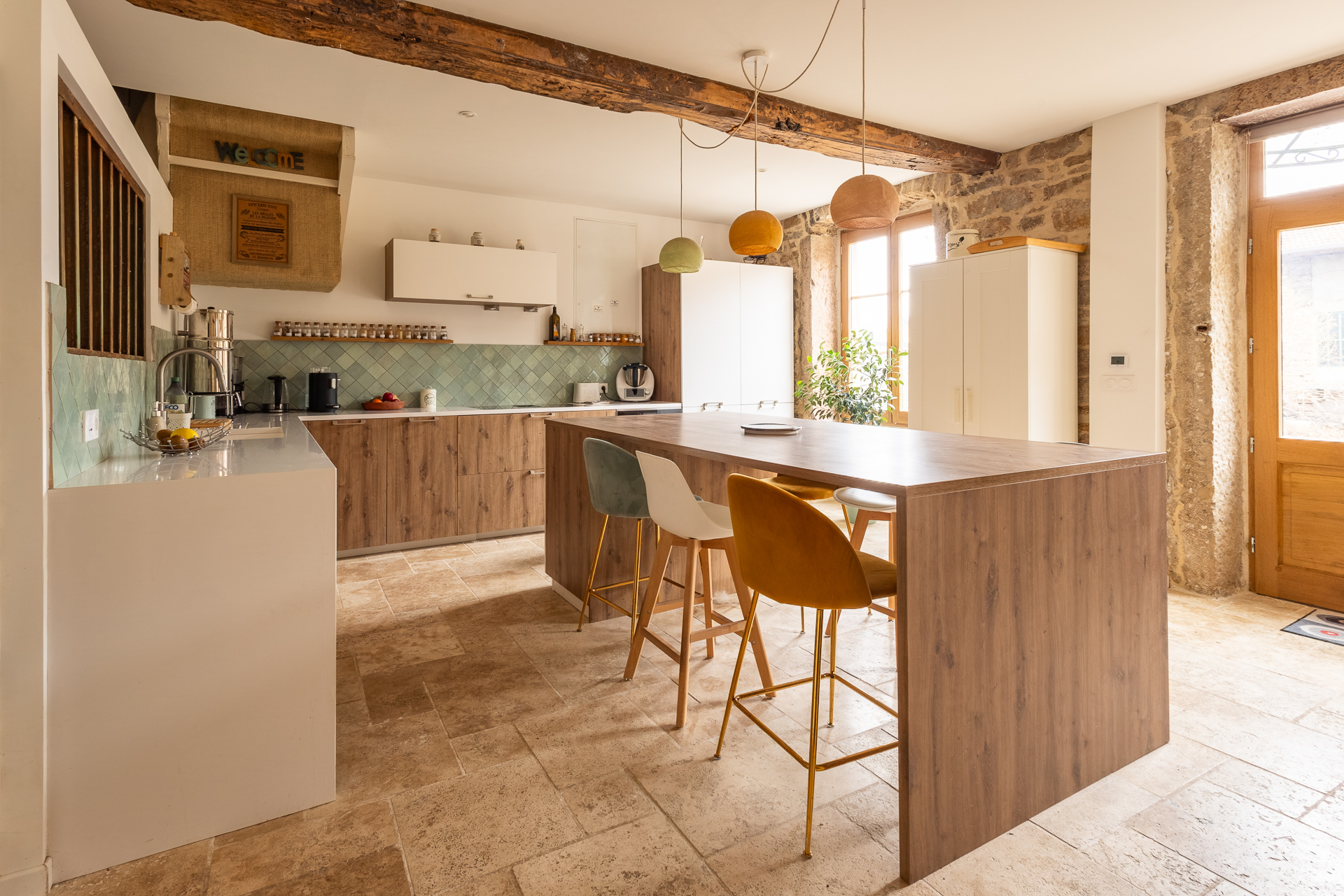 Cuisine rénovée avec îlot central et poutres apparentes – Maison Hières-sur-Amby – Photographe immobilier Est Lyonnais