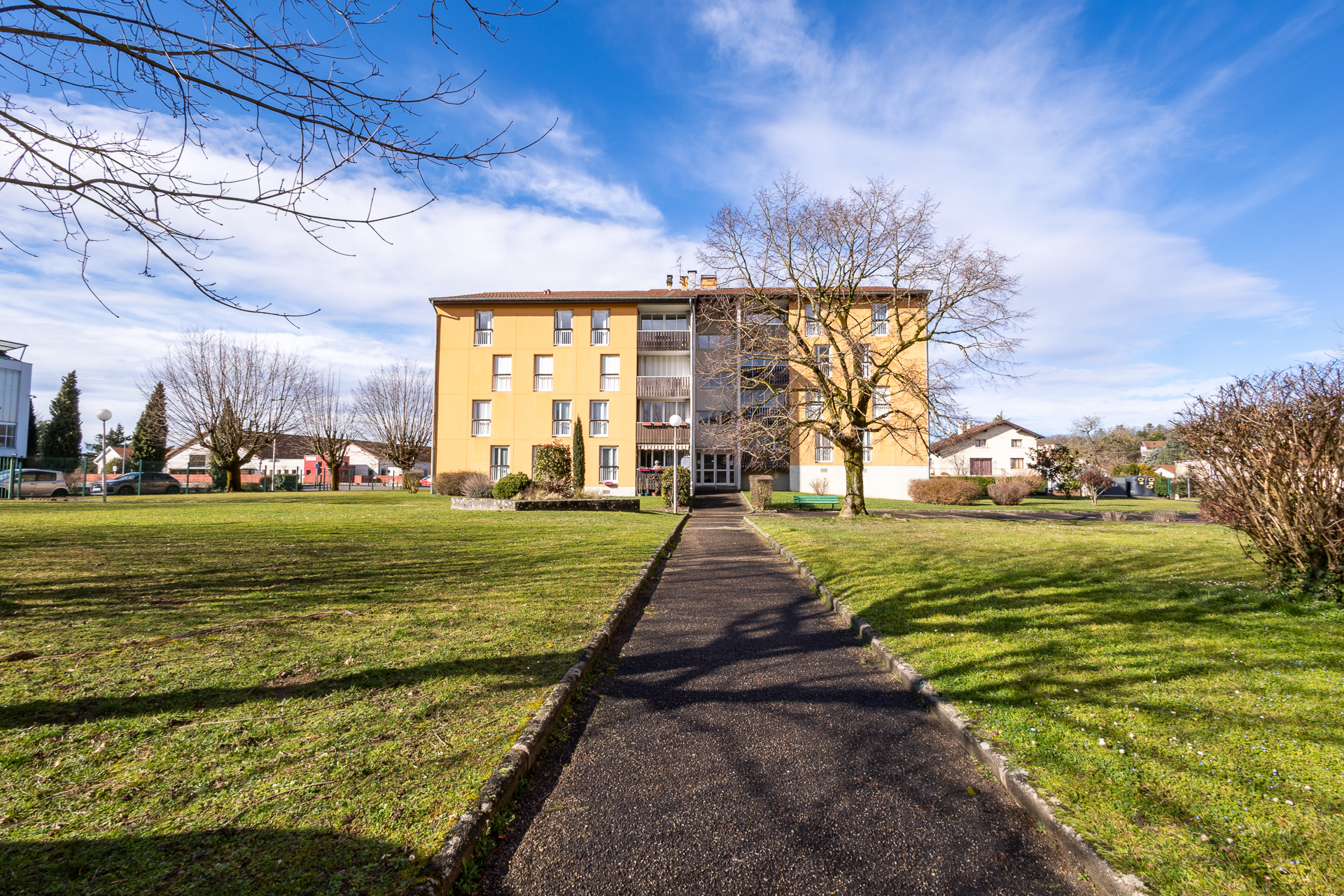 Façade de résidence avec pelouse et allée – Crémieu – Photographe immobilier Est Lyonnais