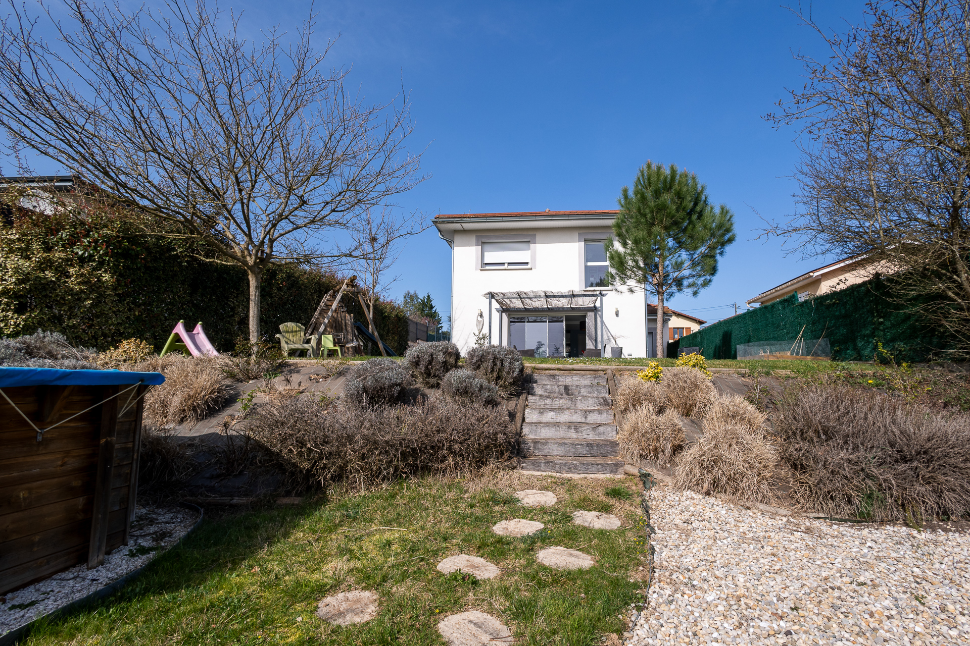 Jardin et façade de maison individuelle – Tignieu – Photographe immobilier Est Lyonnais