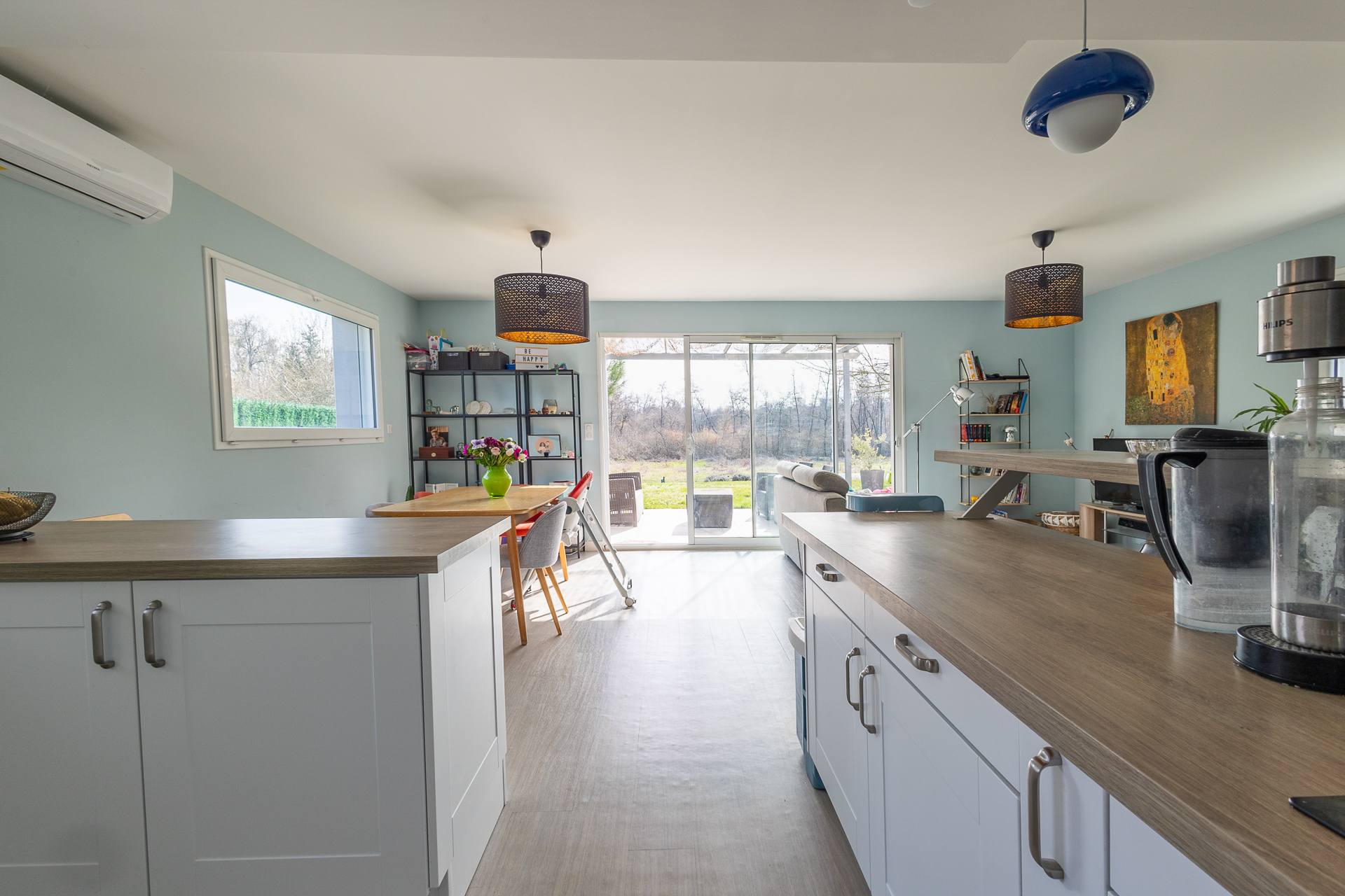 Pièce de vie avec entrée et bureau intégré – Maison Tignieu – Photographe immobilier Nord Isère