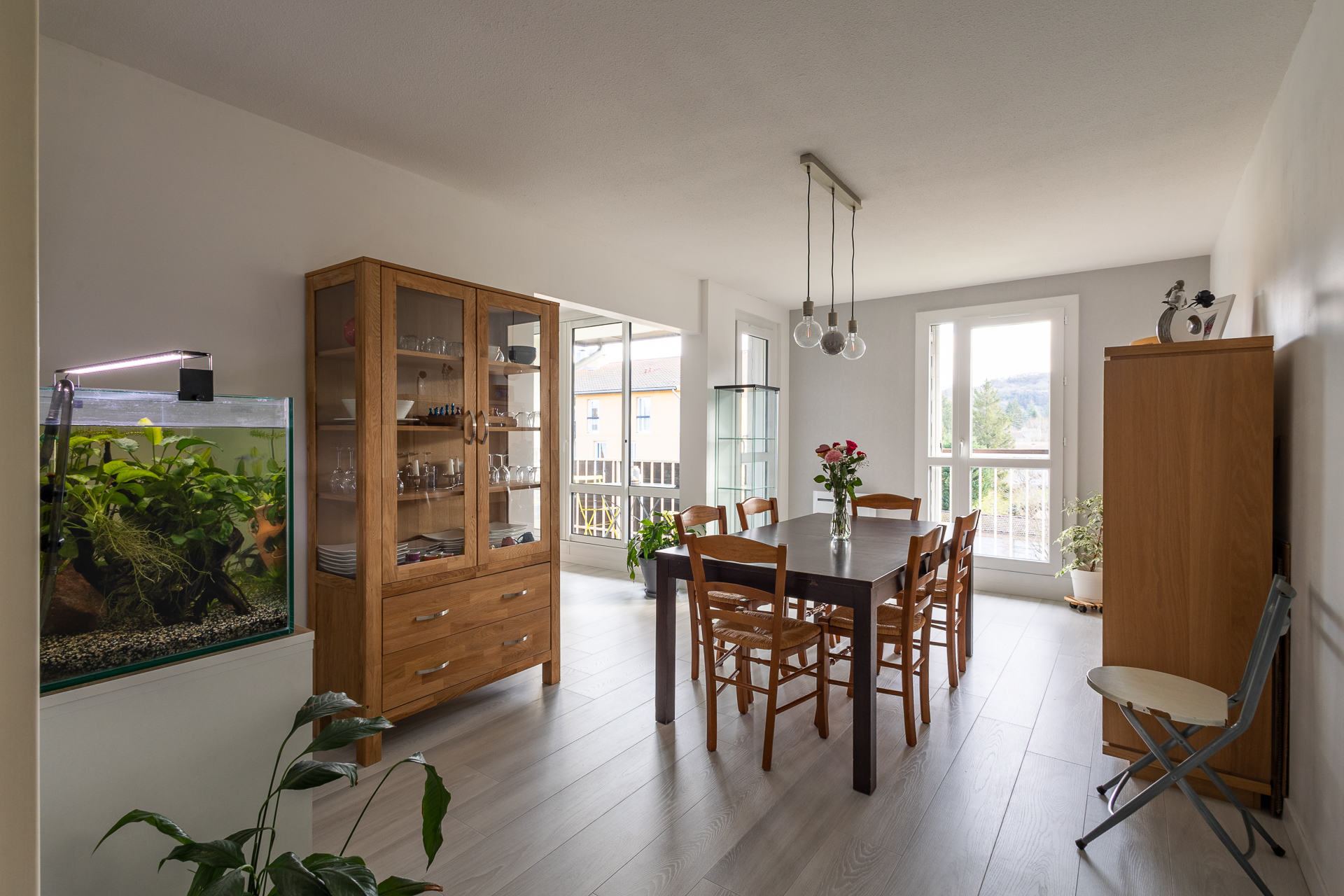 Salle à manger lumineuse avec vue sur balcon – Appartement Crémieu – Photographe immobilier Nord Isère