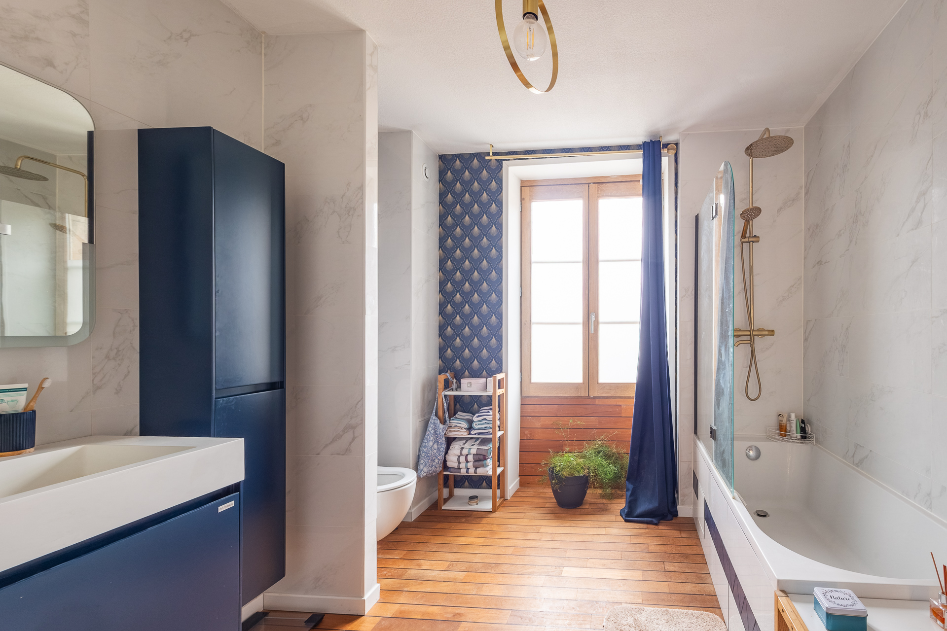 Salle de bain rénovée bleu marine et marbre – Photographe immobilier Est Lyonnais