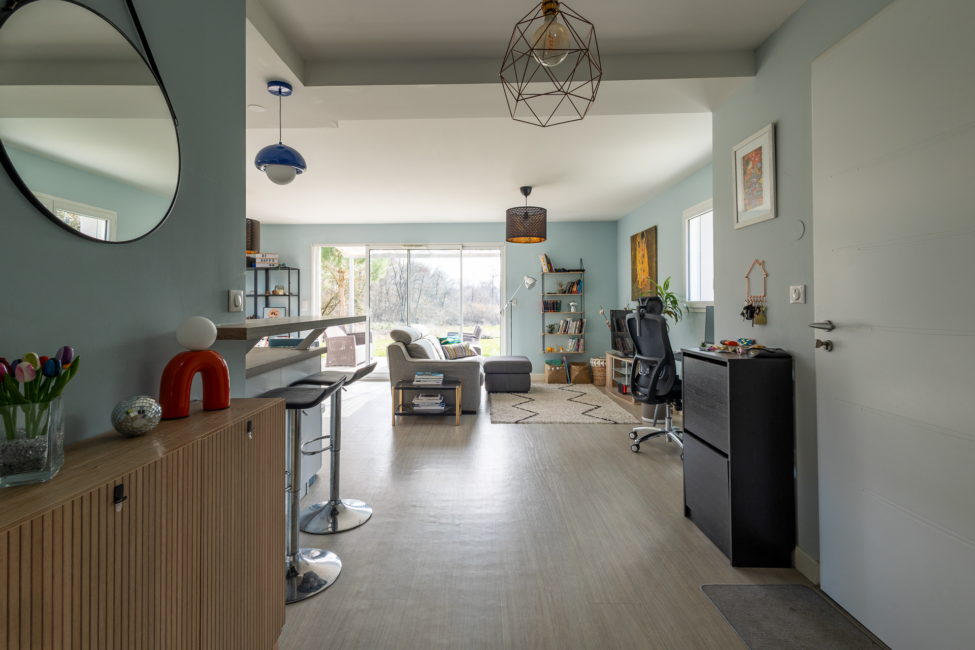 Séjour lumineux ouvert sur terrasse et jardin – Maison Tignieu – Photographe immobilier Guy Hoquet