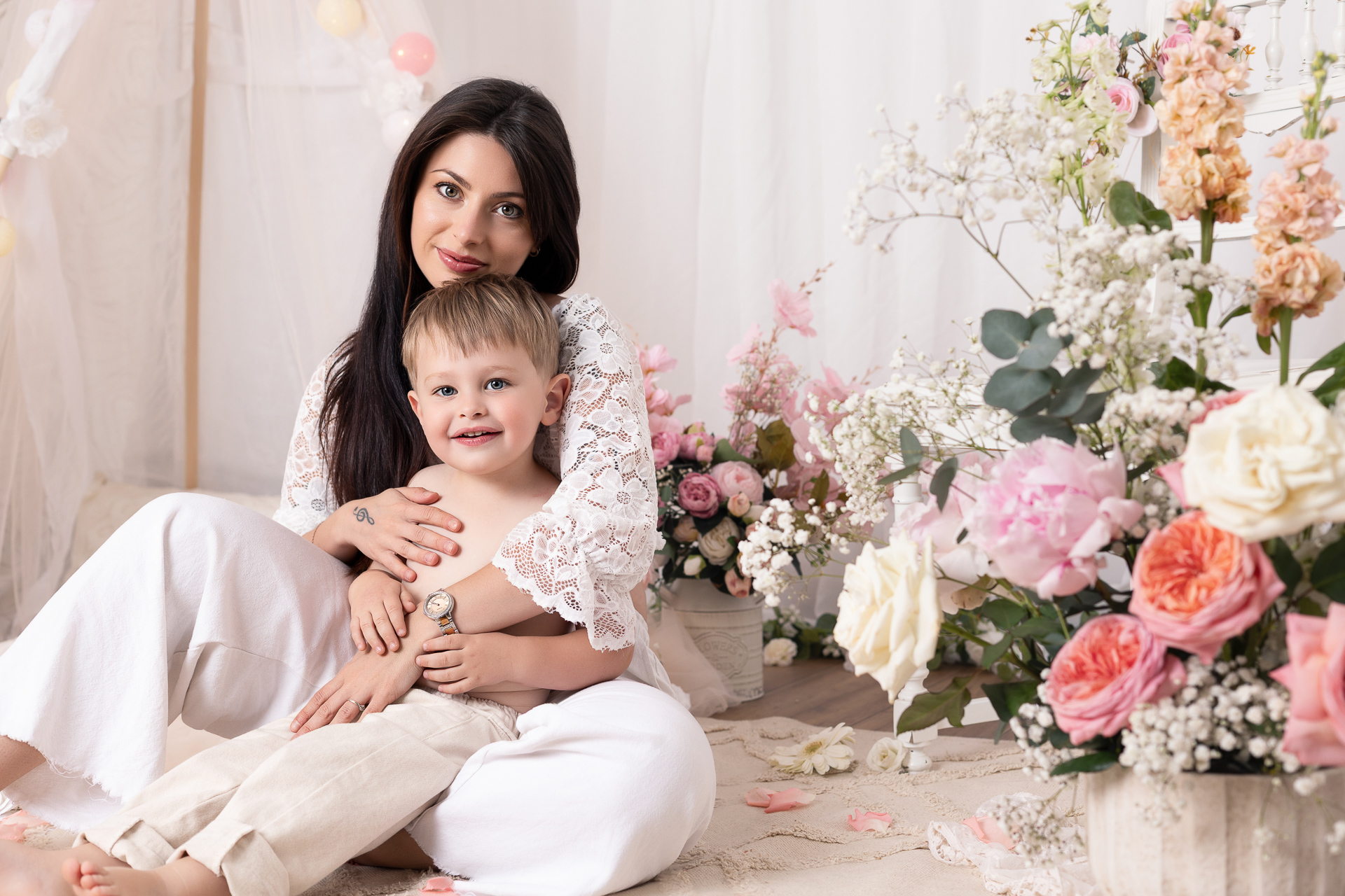 Décor fleuri avec pivoines pour séance photo Fête des mères Studio Evidence