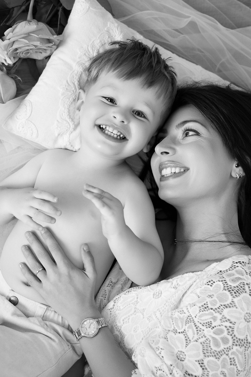 Fous rires maman enfant séance photo à Pusignan