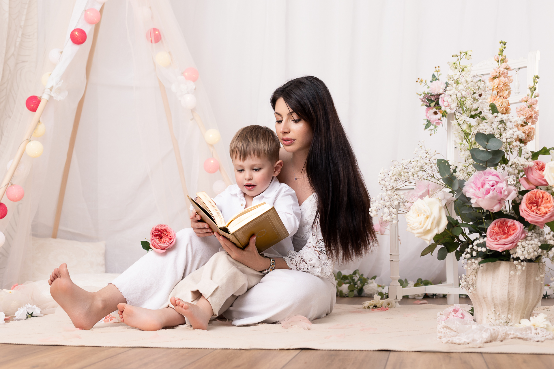 Moment de lecture maman enfant dans un décor fleuri Studio Evidence