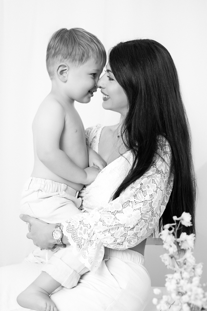 Portrait noir et blanc maman enfant Studio Evidence