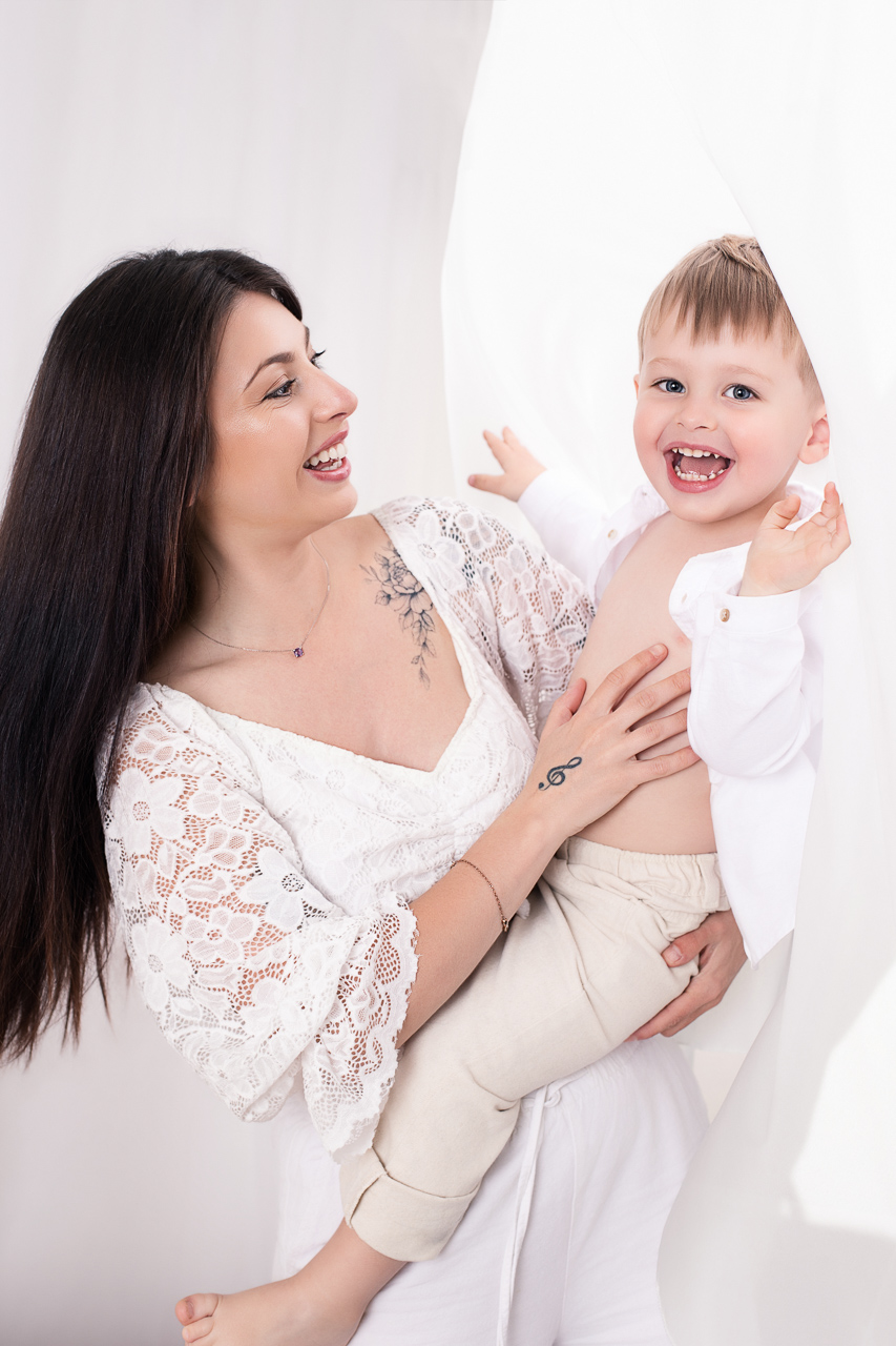 Maman portant enfant voilages couleur — Studio Evidence Pusignan