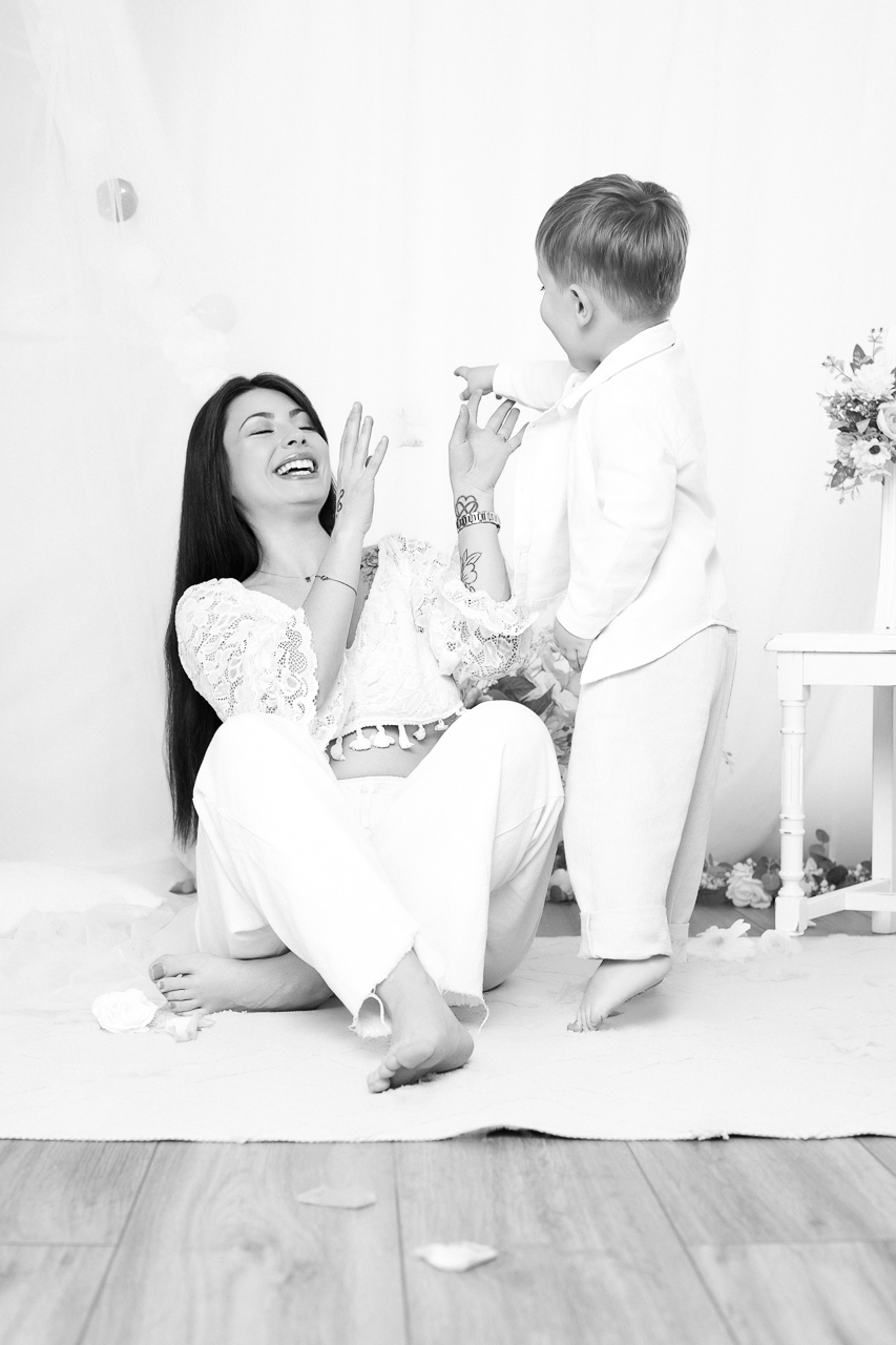 Maman et enfant riant NB — Studio Evidence Pusignan