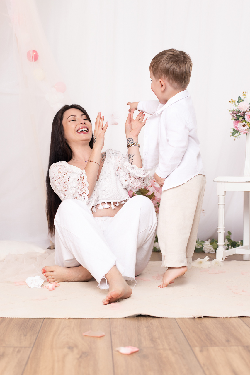 Maman et enfant riant couleur — Studio Evidence Pusignan