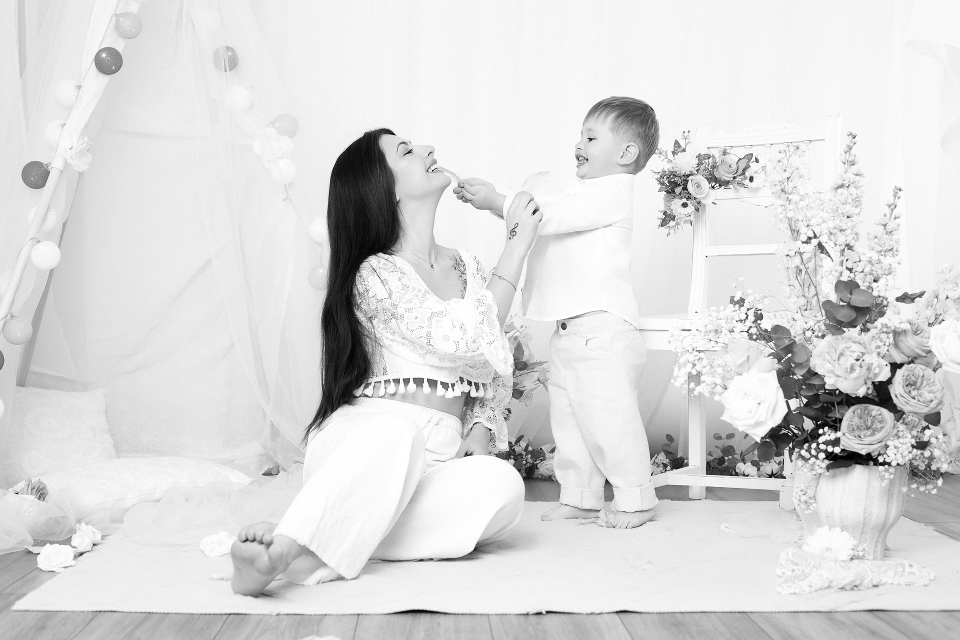 Enfant offrant une fleur à sa maman NB — Studio Evidence Pusignan