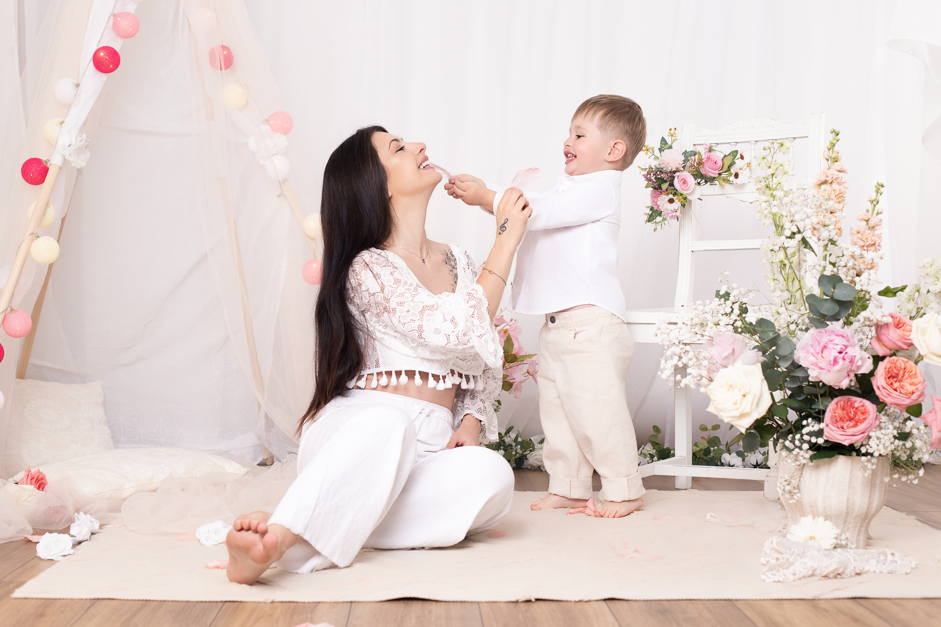 Petit garçon offrant une fleur à sa maman — séance photo Fête des Mères 2026 Studio Evidence Pusignan