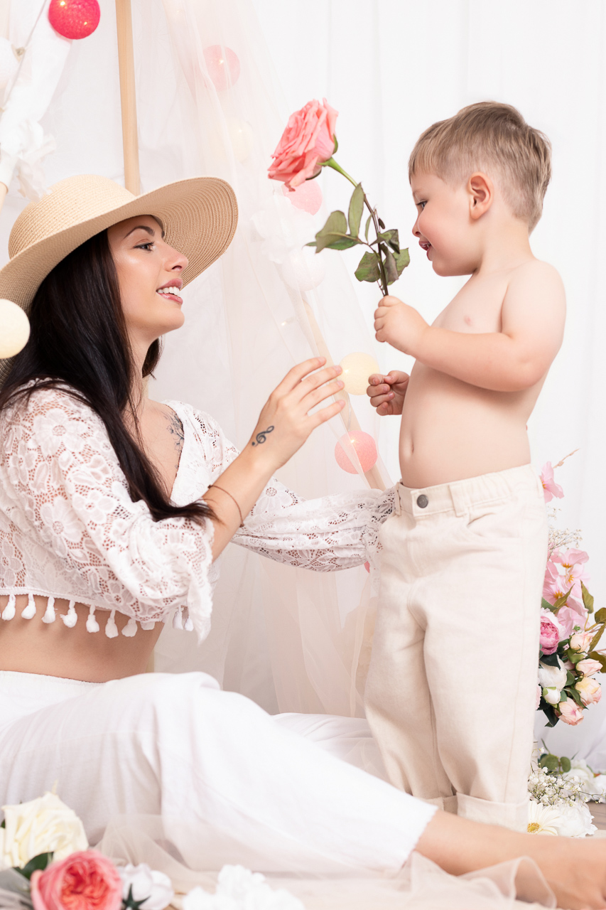 Enfant offrant une fleur — Studio Evidence Pusignan