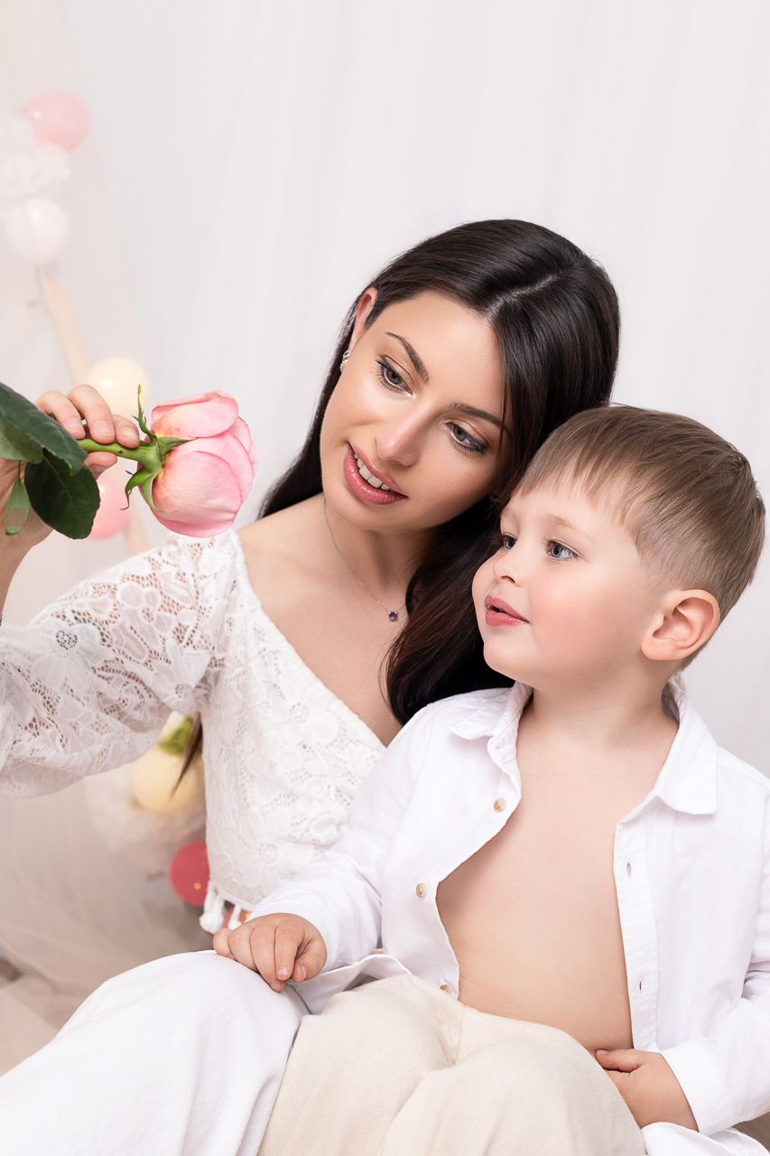 Maman enfant avec rose — Studio Evidence Pusignan
