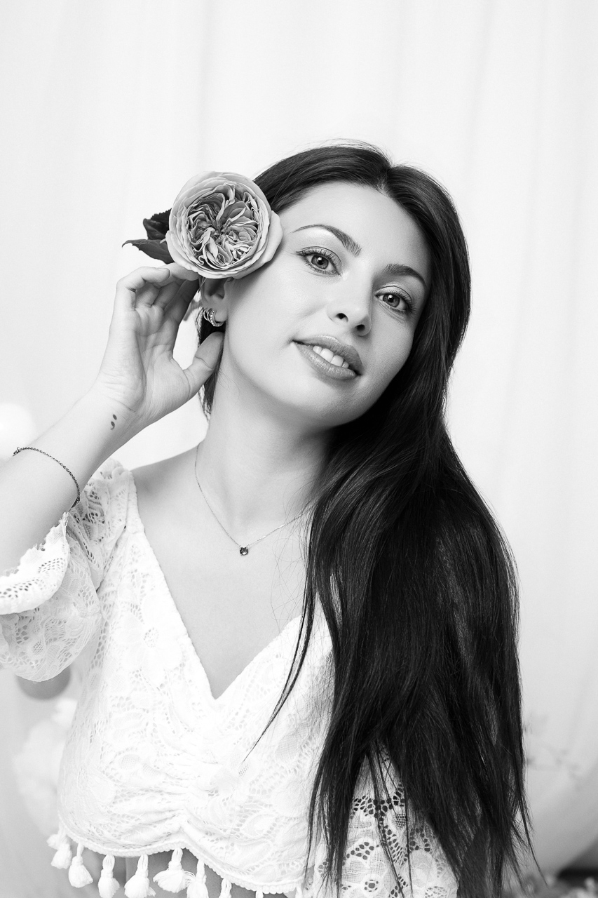 Portrait maman rose NB — Studio Evidence Pusignan